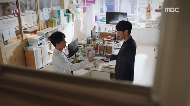 W: Cuốn truyện W tập 34 của Oh Yeon Joo bỏ quên đã ... làm nên kì tích