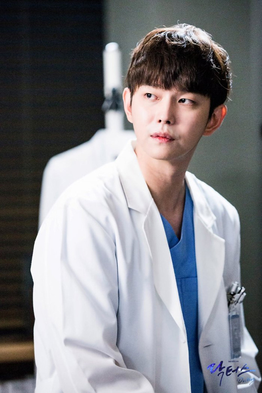 Fan cuồng 'Hai Thế Giới' Yoon Kyun Sang 'thả thính' Lee Jong Suk vì muốn được biết trước diễn biến