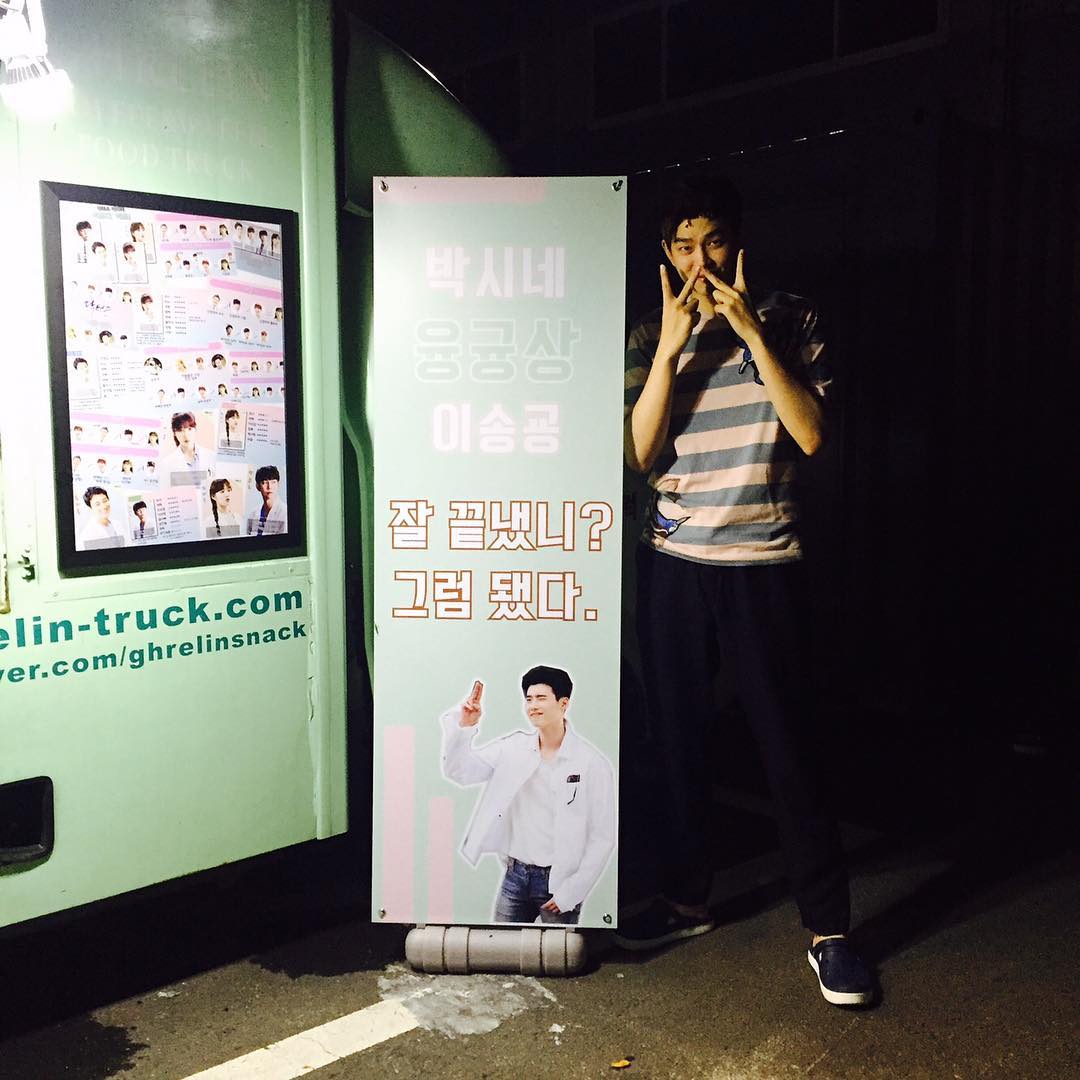 Fan cuồng 'Hai Thế Giới' Yoon Kyun Sang 'thả thính' Lee Jong Suk vì muốn được biết trước diễn biến