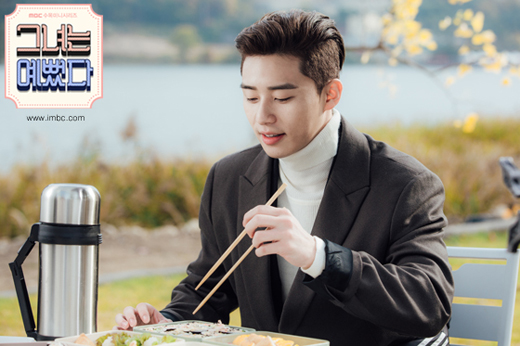 Phát hoảng vì ngoại hình khó đỡ hiện tại của tổng biên đẹp trai Sung Joon trong 'She Was Pretty'