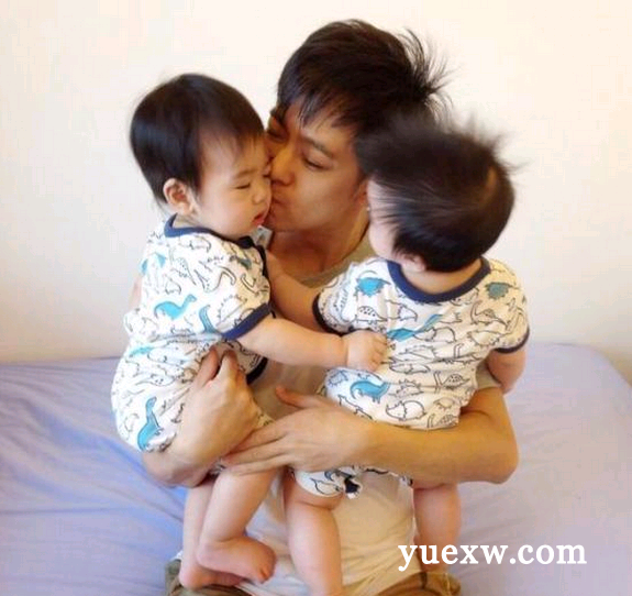Lâm Chí Dĩnh khoe ảnh cặp sinh đôi cười tít mắt mừng ngày tròn 9 tháng tuổi