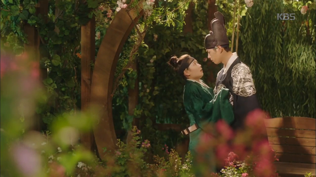 Rung động với nụ hôn đầu siêu dễ thương của thái tử Bo Gum cùng thái giám Kim Yoo Jung