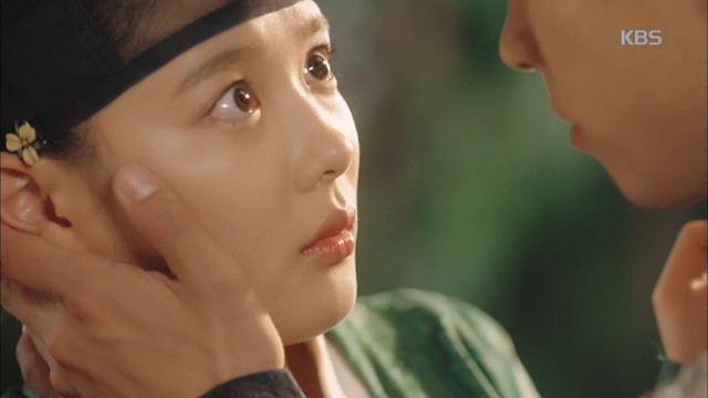 Rung động với nụ hôn đầu siêu dễ thương của thái tử Bo Gum cùng thái giám Kim Yoo Jung
