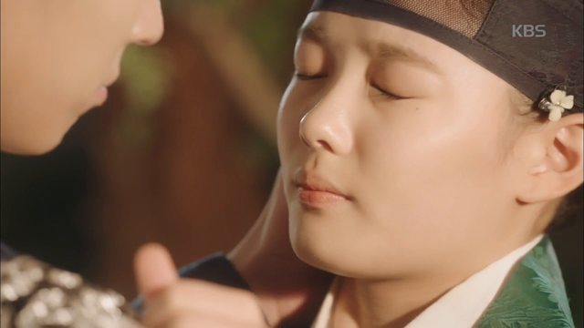 Rung động với nụ hôn đầu siêu dễ thương của thái tử Bo Gum cùng thái giám Kim Yoo Jung