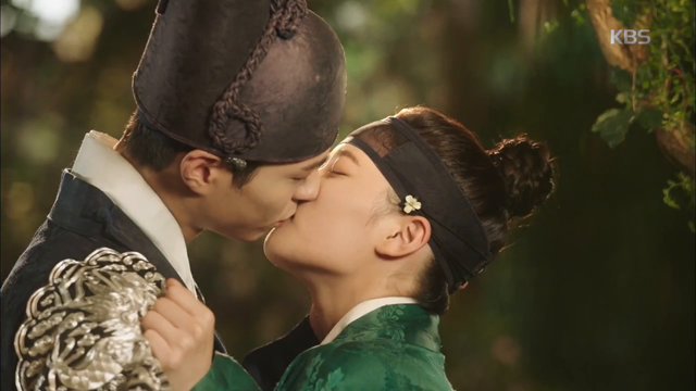 Rung động với nụ hôn đầu siêu dễ thương của thái tử Bo Gum cùng thái giám Kim Yoo Jung