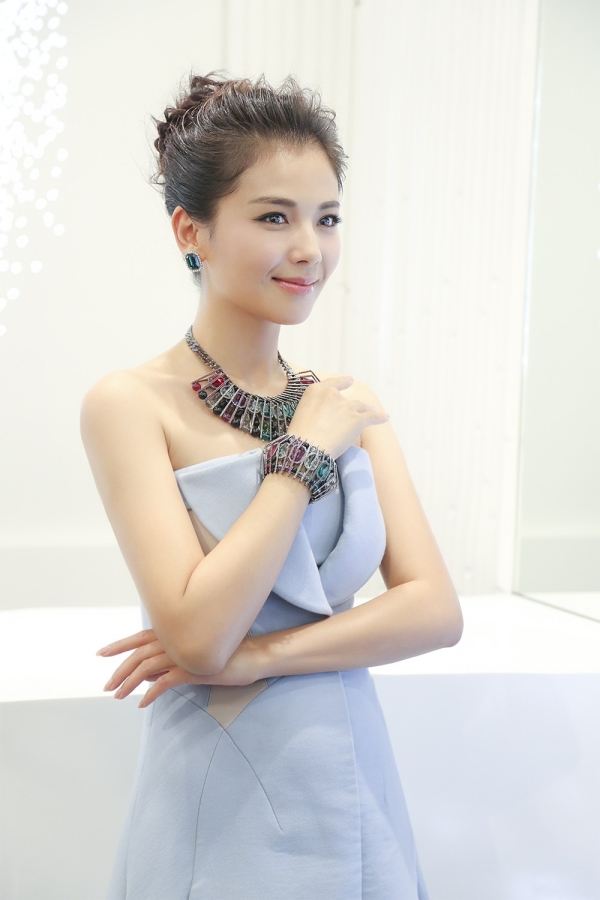 Đánh bại Triệu Lệ Dĩnh, Lưu Đào... Đồng Lệ Á trở thành nữ thần Kim Ưng 2016