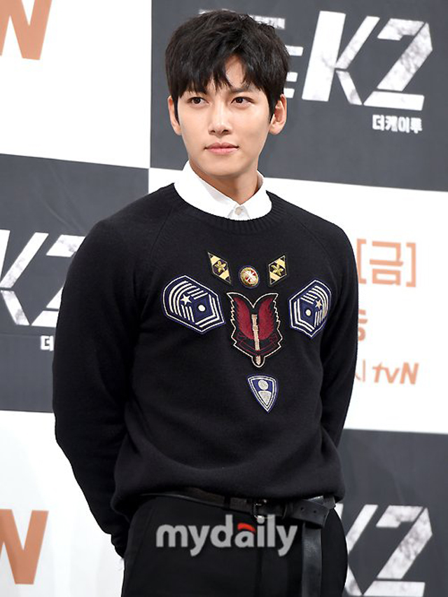 Yoon Ah xinh đẹp dịu dàng sánh đôi cùng Ji Chang Wook đẹp trai trong họp báo phim 'The K2'