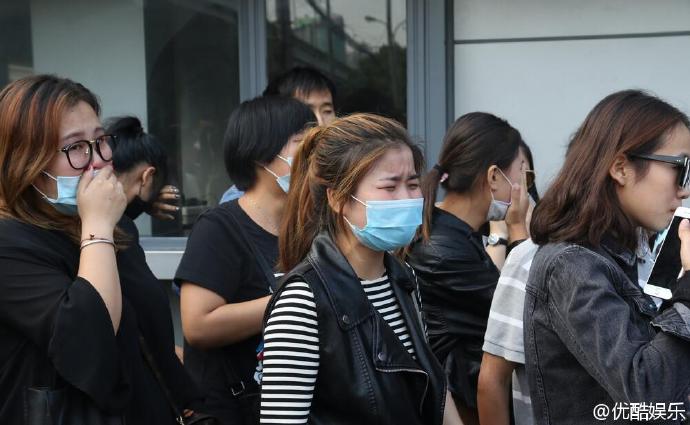 Dàn sao Hoa ngữ buồn bã trong đám tang của Kiều Nhậm Lương
