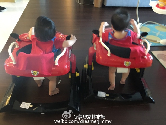 Lâm Chí Dĩnh dở khóc dở cười vì Kimi dùng xe tập đi của cặp sinh đôi
