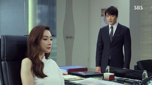 Kwon Sang Woo gởi xe đồ ăn đến ủng hộ 'người tình màn ảnh' một thời Choi Ji Woo