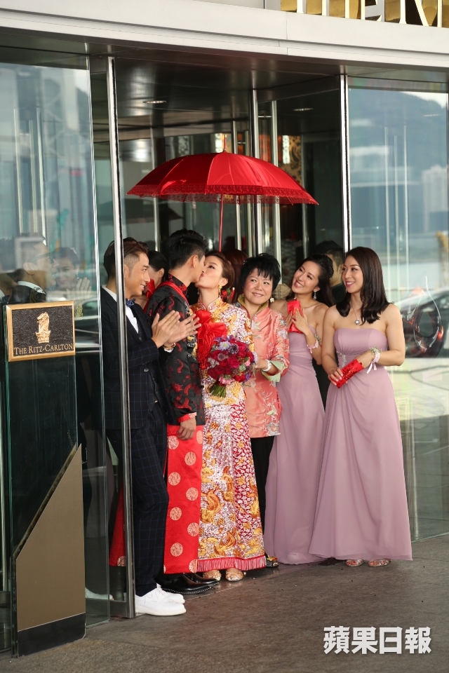 Hoa đán TVB Dương Di rạng rỡ, hôn La Trọng Khiêm liên tục trong lễ rước dâu