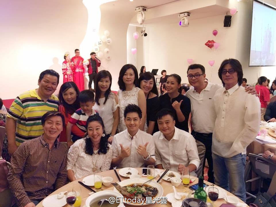 Tham gia tiệc với bạn chung lớp cũ, Lâm Chí Dĩnh bị 'chê' con nít
