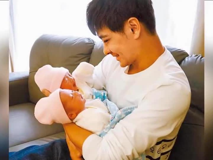 Lâm Chí Dĩnh lại khiến fan tan chảy khi khoe ảnh cặp sinh đôi đang tắm