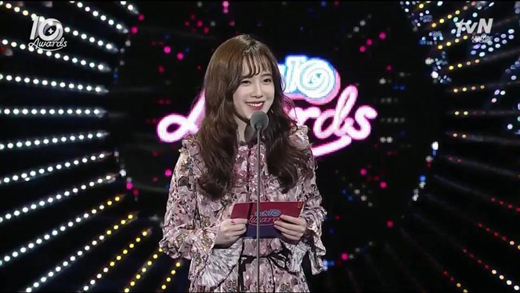 Ahn Jae Hyun tỏ tình với 'bà xã' Goo Hye Sun ngay trên sóng truyền hình trực tiếp: 'Vợ ơi, anh yêu em'
