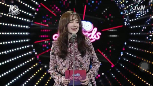 Ahn Jae Hyun tỏ tình với 'bà xã' Goo Hye Sun ngay trên sóng truyền hình trực tiếp: 'Vợ ơi, anh yêu em'