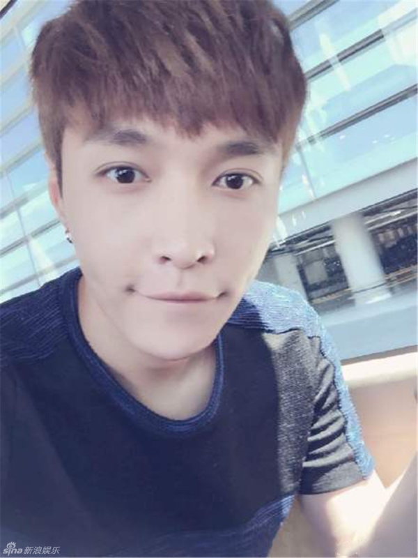 Trương Nghệ Hưng của EXO nhập viện vì ngất xỉu ở sân bay