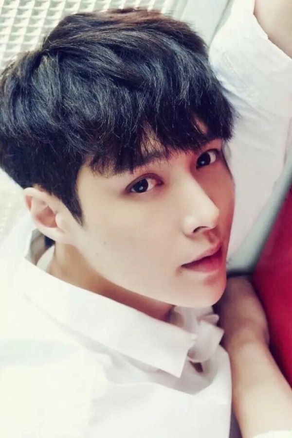 Trương Nghệ Hưng của EXO nhập viện vì ngất xỉu ở sân bay