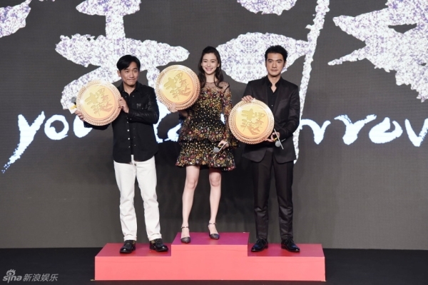 AngelaBaby thể hiện đẳng cấp thời trang che bụng bầu trong buổi họp báo mới