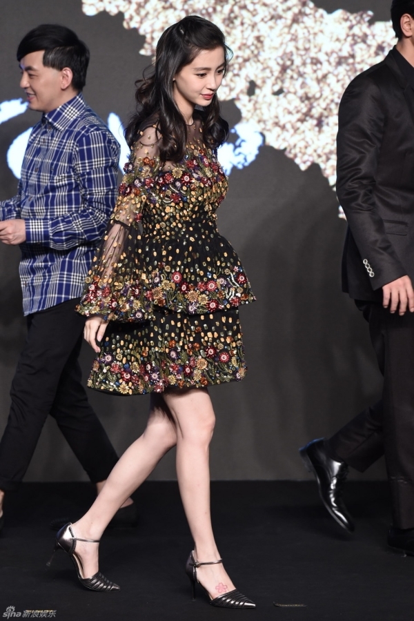 AngelaBaby thể hiện đẳng cấp thời trang che bụng bầu trong buổi họp báo mới
