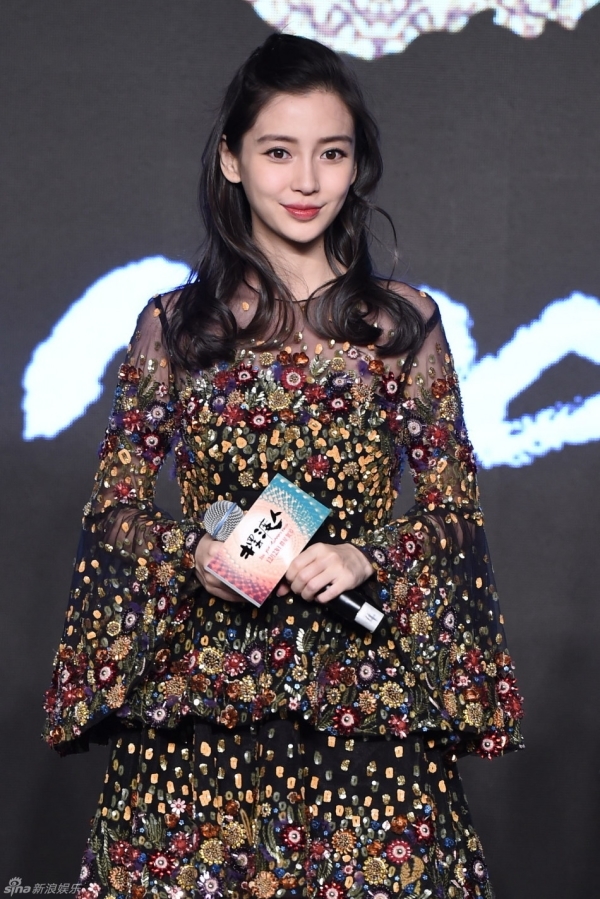 AngelaBaby thể hiện đẳng cấp thời trang che bụng bầu trong buổi họp báo mới
