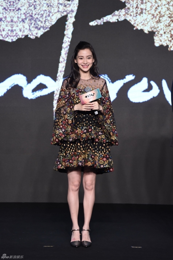AngelaBaby thể hiện đẳng cấp thời trang che bụng bầu trong buổi họp báo mới