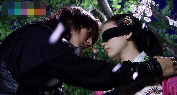 Hành động 'ngọt như mía lùi' của những cặp đôi 'kinh điển' Hàn
