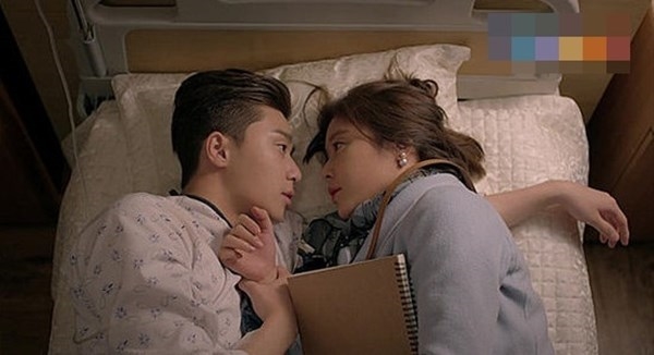 Hành động 'ngọt như mía lùi' của những cặp đôi 'kinh điển' Hàn