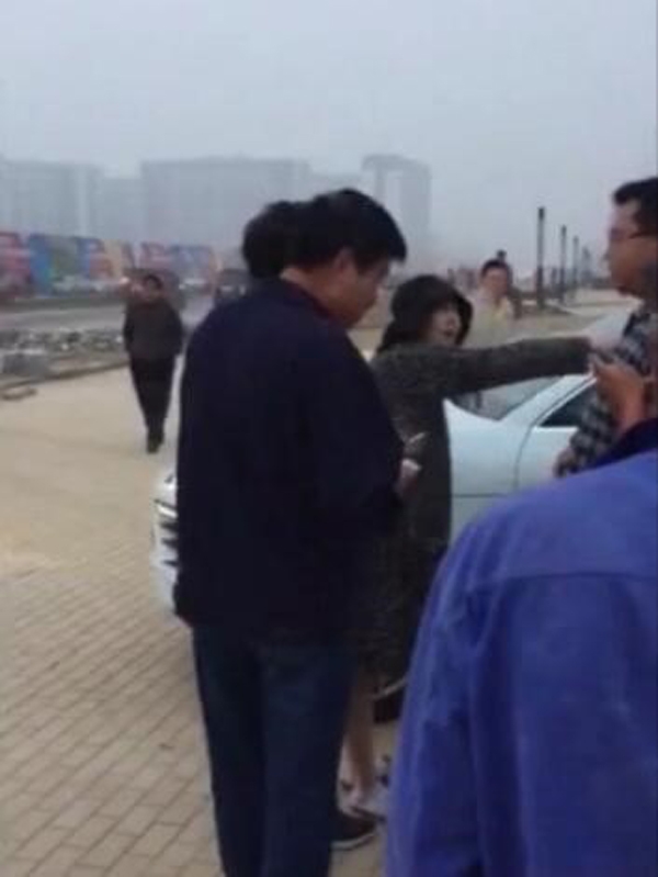 Tài tử 'Thiên long bát bộ' mất mặt vì vợ chửi bới giữa phố