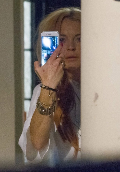 Hình ảnh phờ phạc của Lindsay Lohan sau vụ cãi vã với hôn phu Egor Tarabasov. Cô gài thét giữa đêm, tố cáo anh giết mình và khiến hàng xóm gọi cảnh sát. Dường như cuộc sống của Lindsay Lohan chưa hết sóng gió dù cô đã bước qua tuổi 30 và đang cố gắng tránh xa những buổi tiệc tùng ở Hollywood.