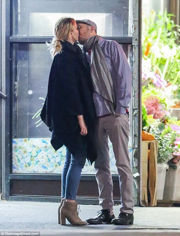 Jennifer Lawrence hon dao dien hon 21 tuoi tren pho hinh anh 1