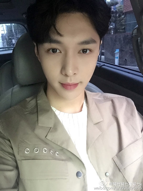 Lay (EXO) bây giờ quá đẹp trai, hồi bé cũng vậy, lại còn đáng yêu nữa!