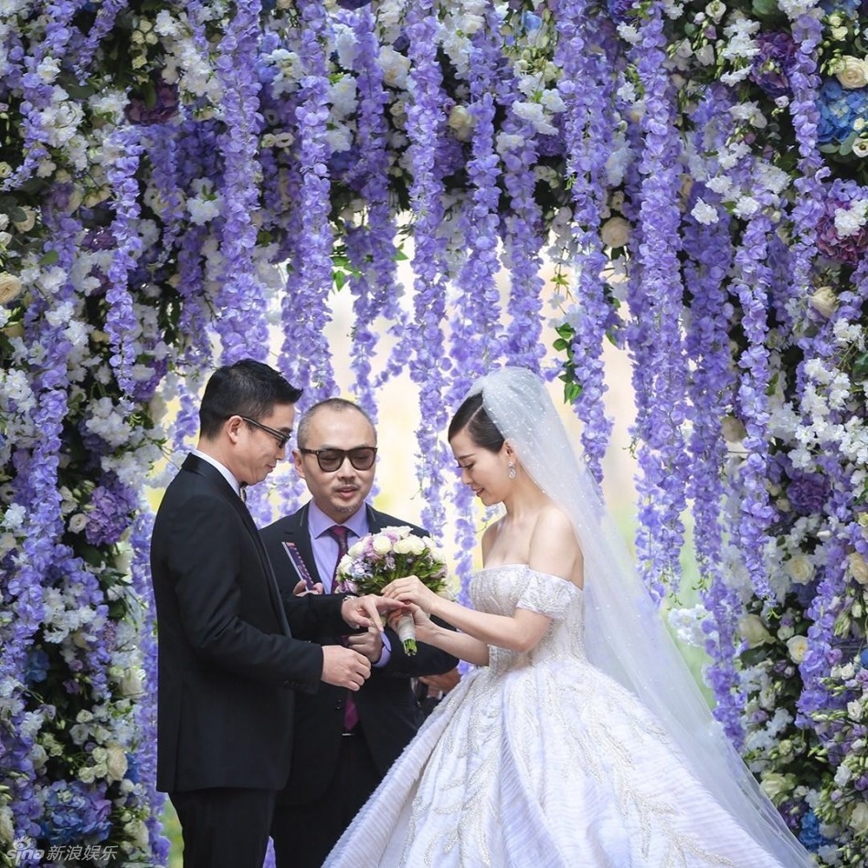 Trương Lương Dĩnh rạng ngời trong hôn lễ, Lưu Diệc Phi hút mắt vì quá xinh