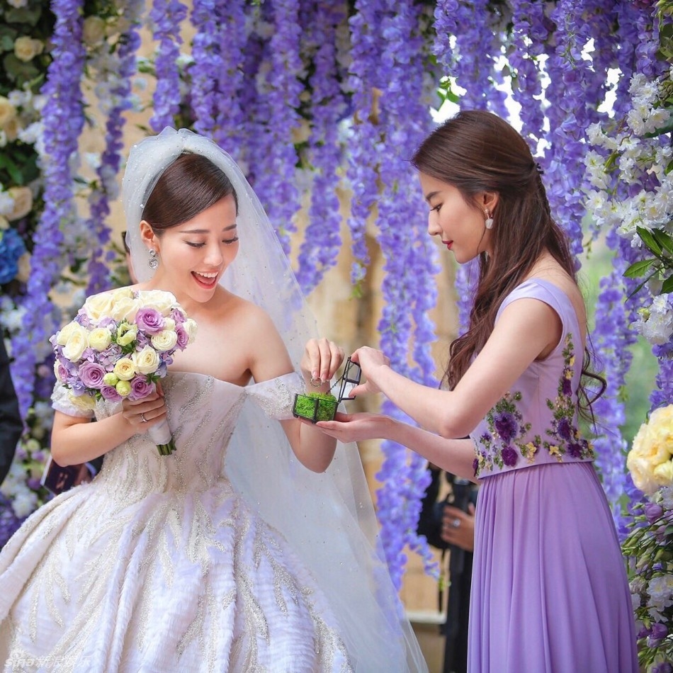 Trương Lương Dĩnh rạng ngời trong hôn lễ, Lưu Diệc Phi hút mắt vì quá xinh