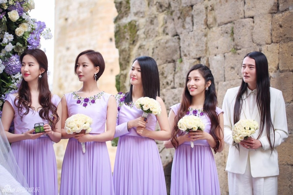 Trương Lương Dĩnh rạng ngời trong hôn lễ, Lưu Diệc Phi hút mắt vì quá xinh