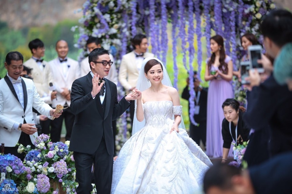 Trương Lương Dĩnh rạng ngời trong hôn lễ, Lưu Diệc Phi hút mắt vì quá xinh