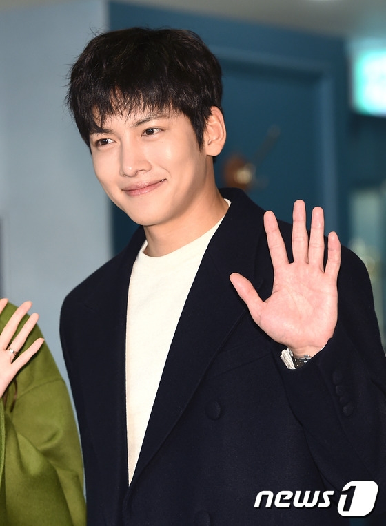 Diện váy ngắn, Yoona (SNSD) lộ chân vòng kiềng bên tài tử Ji Chang Wook