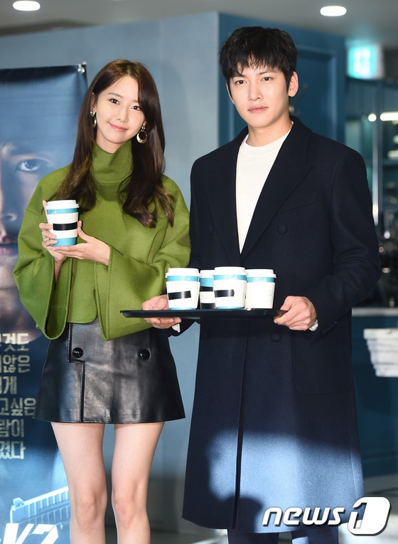 Diện váy ngắn, Yoona (SNSD) lộ chân vòng kiềng bên tài tử Ji Chang Wook