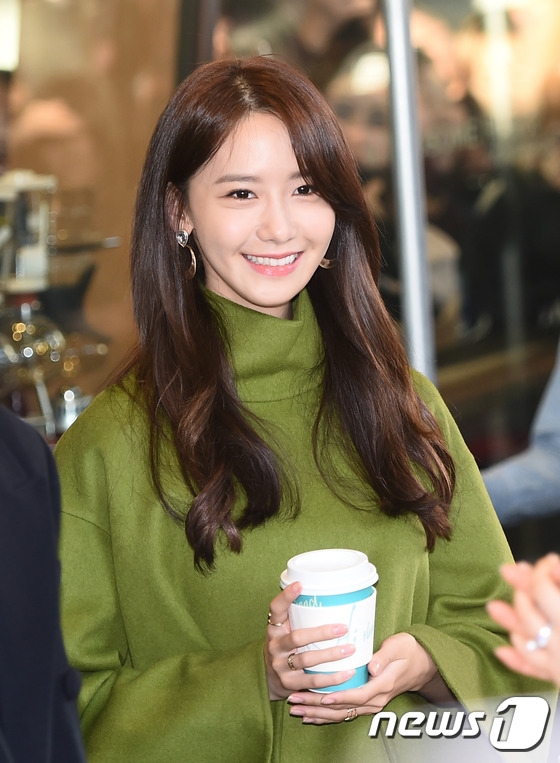 Diện váy ngắn, Yoona (SNSD) lộ chân vòng kiềng bên tài tử Ji Chang Wook