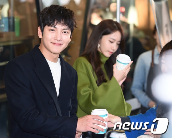 Diện váy ngắn, Yoona (SNSD) lộ chân vòng kiềng bên tài tử Ji Chang Wook