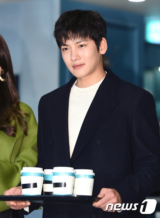 Diện váy ngắn, Yoona (SNSD) lộ chân vòng kiềng bên tài tử Ji Chang Wook