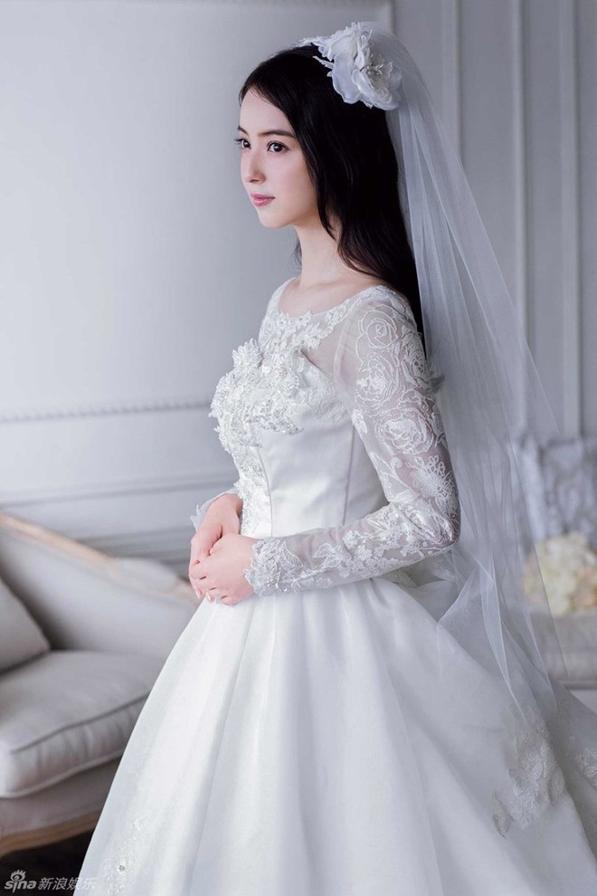 Giai nhân đẹp nhất Nhật Bản ngọt ngào trong váy cưới