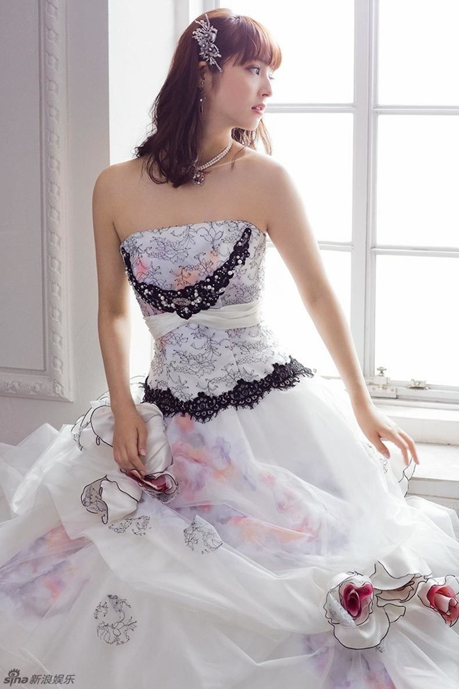 Giai nhân đẹp nhất Nhật Bản ngọt ngào trong váy cưới