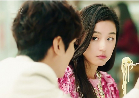 Dân mạng 'săn lùng' hàng hiệu của Jun Ji Hyun trong 'Huyền thoại biển xanh'
