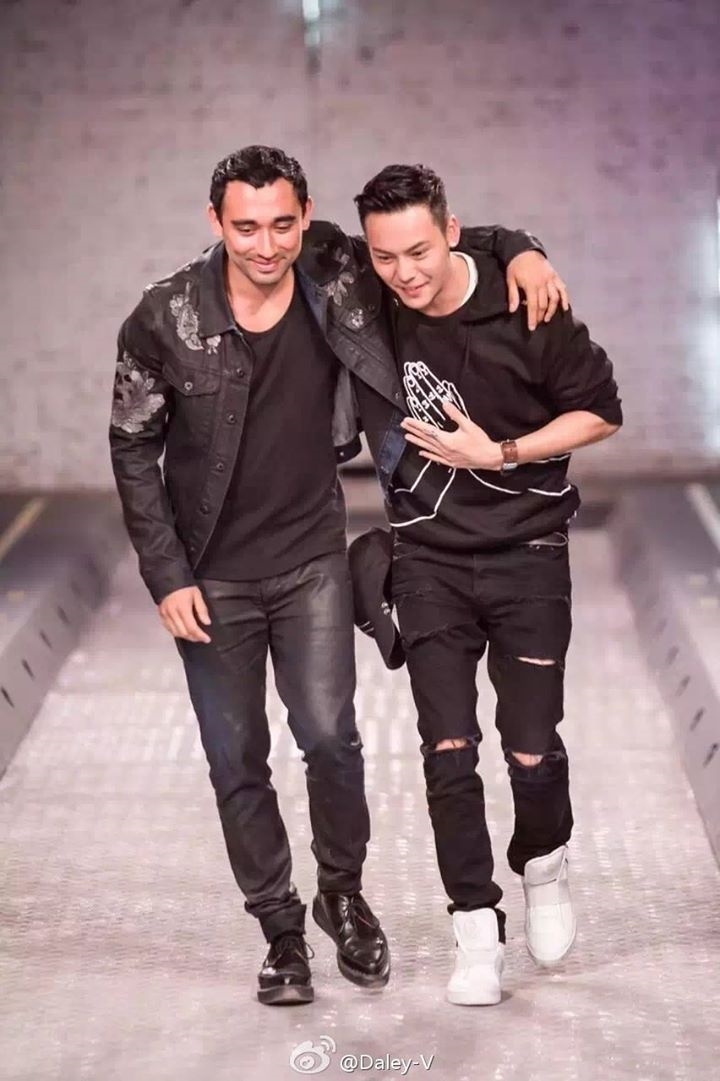 Địch Lệ Nhiệt Ba bí mật đến concert của Trần Vỹ Đình, cả hai đang hẹn hò?