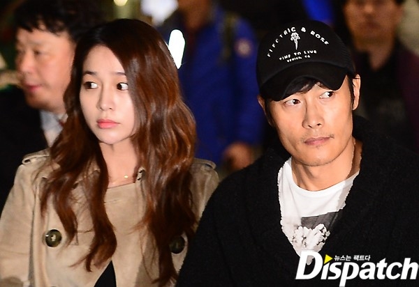 Lee Byung Hun ôm hôn cô gái lạ trước mặt vợ