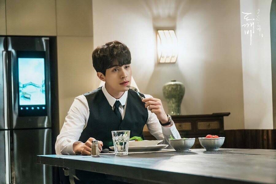 Những khoảnh khắc siêu đáng yêu của 'yêu tinh' Gong Yoo và 'thần chết' Lee Dong Wook