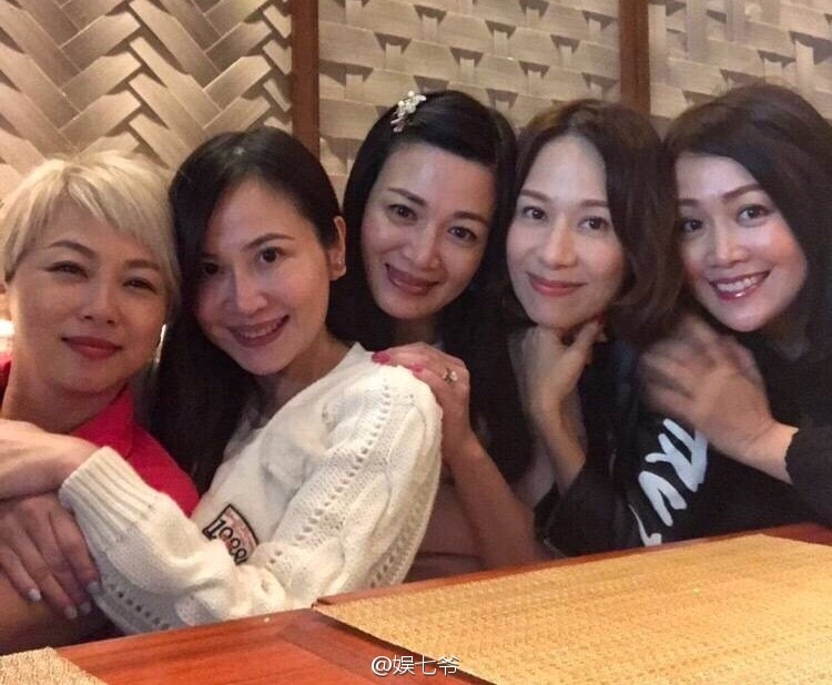 5 cô vợ của 'Vi Tiểu Bảo' Trần Tiểu Xuân hội ngộ khiến fan dậy sóng