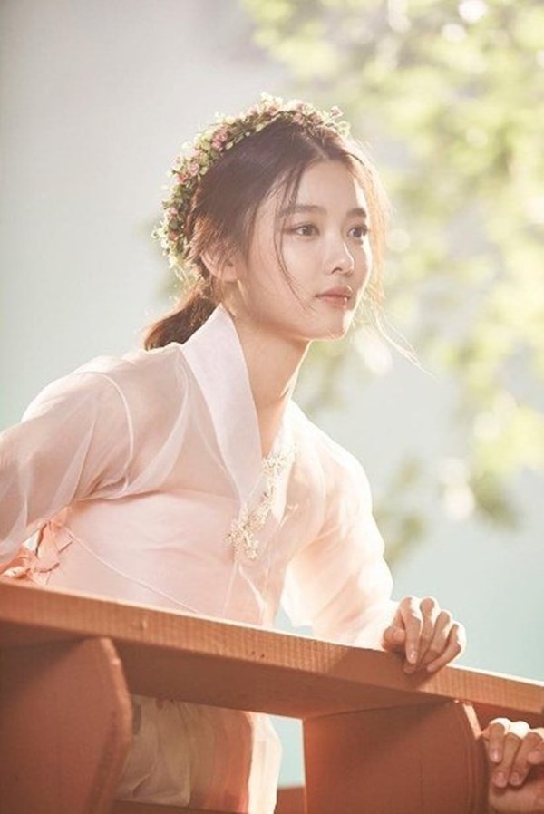 Tạo hình cổ trang 'không thể không yêu' của 'Em gái quốc dân' Kim Yoo Jung