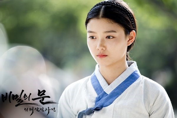 Tạo hình cổ trang 'không thể không yêu' của 'Em gái quốc dân' Kim Yoo Jung