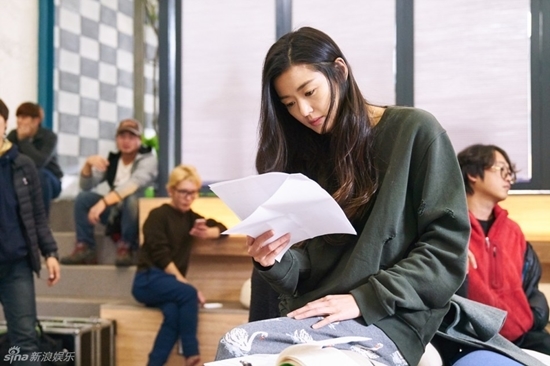 Jun Ji Hyun và Lee Min Ho khoe nhan sắc đỉnh cao trong hậu trường của 'Huyền thoại biển xanh'
